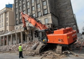 24.08.2010 WARSZAWA , SKUWANIE SOCREALISTYCZNYCH KOLUMN PODCZAS REMONTU BUDYNKU PRUDENTIAL PRZY PL. POWSTANCOW WARSZAWY . FOT. ROBERT KOWALEWSKI / AGENCJA GAZETA
