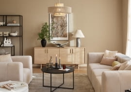 Wokół komody warto stworzyć dekoracyjną przestrzeń. Na ścianie można powiesić obraz lub plakat a na blacie ustawić lampę, wazon i bibeloty.