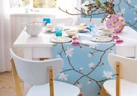 WŚRÓD KWIATÓW. Magnolie kwitną krótko. Jednak ich przepięknymi kwiatami, utrwalonymi na tkaninach i ceramice, możemy cieszyć się przez cały rok. Tak jak gałązkami kwitnących jabłoni czy wiśni.