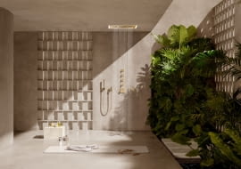 Projektowanie biofilne polega na tworzeniu harmonijnego połączenia między przestrzeniami wewnętrznymi a naturą. Prysznic Serenity Sky+ – widoczny tutaj w kolorze szampańskim (22-karatowe złoto) – działa jak źródło wody, które elegancko wpisuje się w koncepcję projektu.