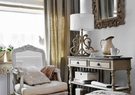 <B>Jest miły dla oka, tworzy udane kompozycje zarówno monochromatyczne, jak i z innymi kolorami. Pasuje też do różnych stylowo wnętrz. Te argumenty powinny wystarczyć, by przekonać do beżu tych, którzy niesłusznie uważają go za barwę skromną i pozbawioną wyrazu.</B> <BR />W aranżacji tego wnętrza stylistka użyła wyłącznie beżu. Zestawiła jednak wiele jego odcieni, tak że na pierwszy oka kompozycja nie sprawia wrażenia monochromatycznej. Urozmaiceniem są również zróżnicowane faktury materiałów oraz bogate kształty mebli i dodatków dekoracyjnych. Jest spokojnie, ale bynajmniej nie nudno! <BR />MEBLE: fotel - 1870 zł, podnóżek - 630 zł, konsolka (przy ścianie) - 2400 zł, konsolka (pod oknem) - 1100 zł, Meubles de Charme. POZOSTAŁE: dywan - 599 zł, Komfort; zasłony i roleta na zamówienie, lustro - 840 zł, lampa - 450 zł, kura (na parapecie) - 150 zł/3 szt., pudełka - 92 zł/szt., Meubles de Charme; doniczki - 96 zł/szt., dzbanek - 220 zł, Inne Meble; poszewki na poduszki - 39 zł/szt., Moonlinen; patera - 78 zł, talerzyk  - 27 zł, Decolor; kubek - 49 zł, Home & Moods; koc - 79,99 zł, F&F Home.