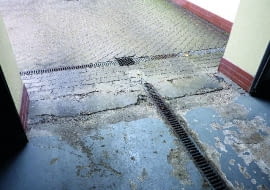 Zniszczona podłoga w garażu pomalowana farbą chlorokauczukową