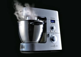 Po co tracić czas i siły na monotonne szatkowanie albo wyrabianie ciasta, skoro w sklepach czeka zastęp gotowych na wszystko robotów kuchennych? Najnowsze modele zachwycają precyzją działania, wielością zastosowań, dbałością o bezpieczeństwo użytkowników, a nierzadko także atrakcyjnym designem. <BR />* Kupując robot warto zwrócić uwagę na: <BR />* moc - im jest większa, tym szybciej robot wykonuje swoje zadania, może również dłużej pracować na wysokich obrotach. Na przykład do wyrabiania ciężkiego ciasta najlepsze będzie urządzenie o mocy minimum 700 W, w modelach z mniejszą misą (o pojemności do 2 litrów) oraz bez funkcji mielenia wystarczy moc pomiędzy 400 a 500 W. Roboty z wysoką mocą silnika mają regulację (często automatyczną) obrotów w zależności od wybranej funkcji; im więcej funkcji, tym więcej poziomów obrotów. Dodatkowy przycisk Pulse sprawia, że urządzenie pracuje tylko wtedy, gdy jest on naciskany; <BR />* * misę roboczą z podziałką ułatwiającą odmierzanie produktów. Jej pojemność należy dostosować do liczebności rodziny: dla 2-3 osób wystarczy dwu-, trzylitrowa; do przygotowania dużych porcji potrzebna będzie większa; <BR />* * wyposażenie - wybierzmy model z takimi akcesoriami, które rzeczywiście będą nam potrzebne. Pamiętajmy, że im więcej elementów, tym więcej miejsca potrzeba do przechowywania urządzenia; rozbudowane wyposażenie często wpływa też na cenę.<BR />Nowością są roboty, które nie tylko przygotowują produkty, ale również umożliwiają obróbkę termiczną. <BR />Kenwood KM 070, 5039 zł, misa poj. 6,7 l, funkcje: gotowanie tradycyjne i na parze, ubijanie, mieszanie, trzepanie, miksowanie, blender szklany 1,5 l; moc 1100 W. Uwagę zwraca bardzo bogate wyposażenie (niestety w większości trzeba je dokupić): wyciskarka do cytrusów, sokowirówka, przystawka do wyrobu lodów, maszynka do mięsa, młynki, przystawki do tarcia, obierania ziemniaków i wyrobu makaronów.