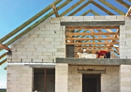 Wykonanie więźby dachowej zwykle przypada na okres wakacji. To najlepszy moment na krycie dachu