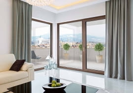 Barwa drewnianych ram okiennych harmonijnie wpisuje się w nowoczesną aranżację wnętrza