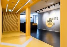 Już na wejściu do Talente Check Berlin przestrzeń nawiązuje do przejścia za kulisy sceny. Gwiazdy na ścianach i sceniczne oświetlenie mają zachęcać do szukania talentów.