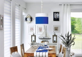 meble: Krzesła 450 zł/szt. Sharda Home ?Stołek 1200 zł Nap Konsolka 599,90 zł IKEA NA konsolce: Latarenki 165 zł/szt. Inne Meble Model statku 138 zł Dom i Styl NA Ścianie: Lustro (koło ratunkowe) 119 zł, obrazek (żaglówka) 195 zł Inne Meble ?Ramki (białe) 39,99 zł/szt., obrazki (w ram-kach) 39,99 zł/3 szt. IKEA Obraz olejny, aut.?Ryszard Kolary włas-ność sty-list-ki Na stole: Talerze 12,99 i 9,99 zł, bieżnik (niebieski) 12,99 zł, świecznik 39,99 zł IKEA ?Bieżnik (w złote pasy) 39 zł home&you pozostałe: Zasłona 78 zł/2 szt. Eurofirany ?Gazetownik 345 zł Inne Meble Sztuczna roślina 140 zł Decolor Lampa 59,99 zł IKEA ?Poduszki 75 zł/szt. House & More Nieopisane przedmioty są własnością stylistki.