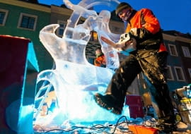 11.12.2011 POZNAN , IV MIEDZYNARODOWY FESTIWAL RZEZBY LODOWEJ POZNAN 2011 . FOT. LUKASZ OGRODOWCZYK / AGENCJA GAZETA SLOWA KLUCZOWE: FESTIWAL LOD LODOWA LODOWE RZEZBA RZEZBY