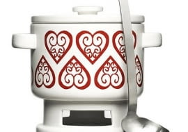 Składniki: butelka czerwonego wytrawnego wina, kilka goździków, dwie pomarańcze, rodzynki i kawałek kory cynamonowej. Dodatkowego smaczku dostarczą odpowiednie naczynia. <BR /> DO GRZANEGO WINA. Garnuszek z podgrzewaczem i chochelką, 129 zł, fide.pl