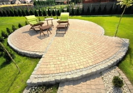 <B> Rozgrzane słońcem płyty, przyjazne drewno, sztuczna trawa - wszystkie wyglądają ładnie, ale nie sugerujmy się wyłącznie ich urodą! Przed zakupem sprawdźmy, czy materiał na balkonową lub tarasową podłogę jest odporny na niską temperaturę i na wilgoć.</B> <BR >Kostka brukowa, różne kształty, wymiary i kolory, 81,74 zł/m kw., Libet