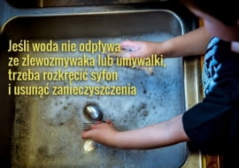 Przed zatykaniem się syfonu chroni korek z sitkiem
