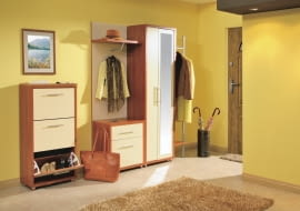 <B> Zazwyczaj przedpokoje są niewielkie, a chcemy w nich zmieścić jak najwięcej rzeczy. Wiedzą o tym producenci i oferują meble, dzięki którym buty, kurtki, rękawiczki czy parasole zawsze będą miały swoje miejsce, a przedpokój zasłuży na miano wizytówki domu.</B> <BR >MIESZKANIE. Duo, laminowana płyta: wysoka szafka na buty, 62 x 30 cm, wys. 123 cm, 316 zł; niska szafka na buty, 65 x 38 cm, wys. 70 cm, 250 zł; panel z półką, 65 x 36 cm, wys. 195 cm, 165 zł; szafa z lustrem i wieszakiem, 100 x 40 cm, wys. 205 cm, 589 zł, Meble Wajnert