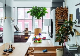 Lampę wiszącą Tribeca zaprojektował gospodarz, Soren Rose dla marki Menu. Krzesła Church to konkursowy projekt Sorena dla kościoła anglikańskiego (stąd ich nazwa).