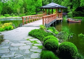 Nad stawem lub oczkiem wodnym dobrze prezentują się pomosty, mostki lub wodne altany