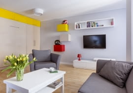 Z mocnym kolorem i chowanym łóżkiem: pomysłowa aranżacja kawalerki