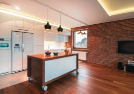 <B> Jej głównym zadaniem jest poprawa funkcjonalności wnętrza. Aby wyspa spełniała wszystkie nasze oczekiwania, już na etapie projektowania kuchni zastanówmy się, jaką ma odgrywać rolę. </B><BR /> KUCHNIE Z WYSPĄ. Wyspa na kółkach to bardzo pomysłowe rozwiązanie. Możemy ją dowolnie przesuwać, zyskując wolną przestrzeń tam, gdzie jej akurat potrzebujemy.