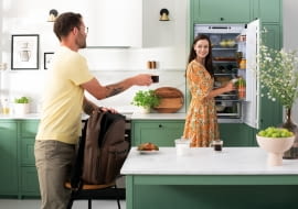 Lodówka musi mieć odpowiednie miejsce w kuchni zgodnie z zasadami ergonomii. Decydując się na wersję w zabudowie, zyskamy elegancję w aranżacji.