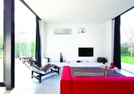 Wewnętrzne jednostki klimatyzatorów split wyposażone są w filtry mechaniczne. Usuwają one z powietrza większość zanieczyszczeń. Niektóre modele mają też dodatkowo zamontowane filtry antybakteryjne lub plazmowe (te ostatnie usuwają wirusy i alergeny)