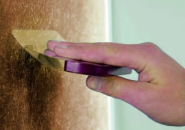 Do aplikacji mas i tynków stosuje się najczęściej różnego typu pace, które pozwalają nakładać powłokę i tworzyć wzór przez jej wydrapywanie i wygładzanie