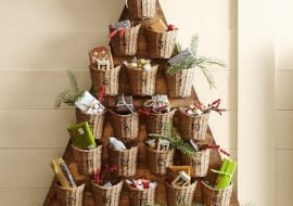 <B>Każdy z tych kalendarzy adwentowych wykonamy samodzielnie w bardzo prosty sposób. A może nasza galeria zainspiruje Was do stworzenia własnych niepowtarzalnych kalendarzy?</B> </Br>Dekoracyjny kalendarz adwentowy z wiklinowymi koszyczkami.