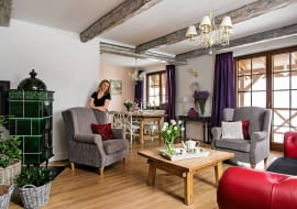 dom, salon, aranżacja salonu, belki na suficie