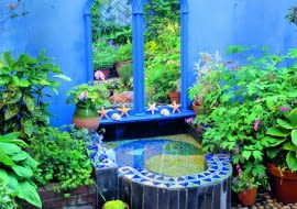 Lustro w pięknej ramie imituje stylowe okno z widokiem na nieistniejący ogród za murem.