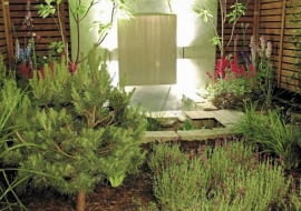 Projekty ogrodów. Mały ogród jak nastrojowy obraz. Maleńki ogródek trzeba starannie zakomponować. Każdy detal widać tu jak na dłoni