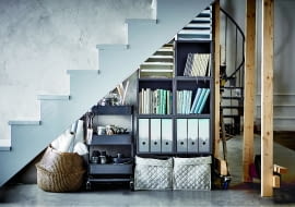 Na różności. Jeśli schody znajdują się w niezbyt eksponowanym miejscu, możesz pod nimi ukryć mniej atrakcyjne rzeczy. Jednak nawet wtedy warto zadbać o porządek - przydadzą się do tego segregatory, kosze i pomocniki na kółkach.