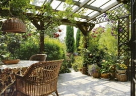 TARAS PERGOLA NAWIERZCHNIA KAMIENNA MEBEL FOTEL STOL ROSLINA DONICZKOWA BALKONOWA WIKLINA PNACZE ROZA PNACA ROSA LAMPA PODPORA DO PNACZA KRATKA CIEN OGROD PRYWATNY POLSKI OSIEDLE GROTY WARSZAWA POLSKA WLASCICIEL ANITA STUDZINSKA FOT. PAWEL SLOMCZYNSKI / AGENCJA GAZETA SLAJD DUZY PUBLIKACJA OGRODY NR 5 (49) - 5.2003 PUBLIKACJA LADNY DOM NR 6 (68) - 6.2004