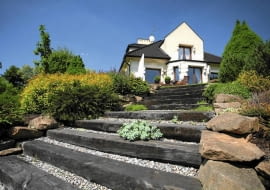 31.05.2011 LODZ UL. STASIA , OGROD DLA MIESIECZNIKA OGRODY WLASCICIELKA GRAZYNA MASTALAREK FOT. WOJCIECH SURDZIEL / AGENCJA GAZETA SLOWA KLUCZOWE: OGRODY OGRODNICTWO OGROD