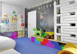 <b>Dzieci porysowały ścianę długopisem i kredkami. Czy farba to pokryje? Jak ewentualnie usunąć te bazgroły przed malowaniem?</b><br/> Trudno będzie zakryć farbą takie zabrudzenia, dlatego przed malowaniem trzeba je zmyć ściereczką zmoczoną wodą (najlepiej byłoby w ogóle usunąć wierzchnią warstwę starej farby). Aby na przyszłość nie mieć takich problemów, a jednocześnie umożliwić dzieciom swobod-ną twórczość, proponuję pomalować jedną ścianę lub jej fragment farbą tablicową (do kupienia między innymi w supermarketach budowlanych), po której młodzi artyści będą mogli pisać i rysować kredą. Malowidła zmywa się wilgotną ściereczką albo gąbką.