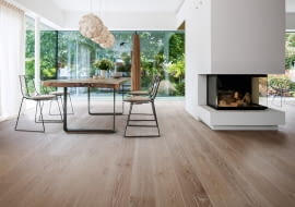 Przytulnie, stylowo, funkcjonalnie. Bez względu na to, jak mieszkamy, naturalna podłoga drewniana będzie dobrym wyborem, dobierzemy ją do każdego wnętrza i każdej aranżacji. W przestronnym salonie pięknie zaprezentuje się dąb bielony, parkiet Dąb Lava Brown Markant 4V, Haro