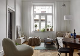 Biel i czerń w harmonii: aranżacja mieszkania w krakowskiej kamienicy