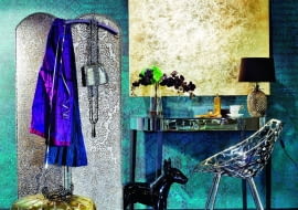 GORĄCZKA NOCY. Tapeta Luviento, Wall & Deco; konsola Mirror, Eichholtz; krzesło Miss Lacy, proj. Philippe Starck, Driade; podłoga ze skórzanej okładziny, Alphenberg; dywan perski Tabrizz Violet, Maara; figurka psa Bull Terrier, Ahura; wazon oraz kostka do gry Dice, Eichholtz; patera Dressed, proj. Marcel Wanders, Alessi; wszystko do kupienia w Galerii Heban. Obraz Golden Dream autorstwa Ivy Białopiotrowicz, Mint Grey; parawan, proj. Małgorzata Kochańska, Sztuka Wyboru, Warszawa ul. Mozaikowa 67 E; puf ze skóry ekologicznej, Maroko Art; fioletowa tkanina, Designers Guild, Decodore; lampa, Home Sweet Home; f iliżanka Główka, Ende, Gdel & Friends; świecznik Cosmic Hard Rocket, Diesel dla Seletti, Likus Home Concept; świecznik na tea-light, Mint Grey; wieszak (komplet/3 szt.) Zara Home