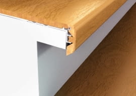 Do stopni przykręca się metalowe profile, a do nich mocuje drewnopodobne okładziny stopni i podstopnice. Noski zabezpiecza się listwami.