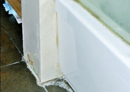 Zniszczona ścianka z płyt gipsowo-kartonowych