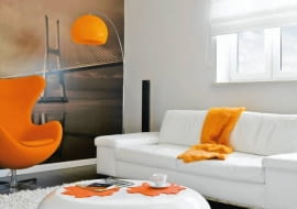 Ona pochodzi ze stolicy, on - z Zamościa. Poznali się w Londynie. Mieszkanie na warszawskim Targówku, w którym wychowała się pani Dorota, najpierw przeszło generalny remont. Potem wprowadził się do niego kolor. Nastrój wnętrz budują elementy w odcieniu zachodzącego słońca. <BR > MIESZKANIE. W pokoju dziennym spotkały się ikony designu: lampa Arco projektu Achille Castiglioniego (klosz na wygiętej stalowej nodze osadzonej w ciężkiej marmurowej podstawie) oraz pomarańczowy fotel Egg autorstwa Arne Jacobsena. Do nich dobrano elegancką kanapę o prostej formie, obitą białą skórą, i oryginalny stolik kawowy z lakierowanego włókna szklanego.