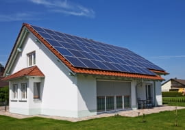 Budując dom, warto pomyśleć o takim systemie, który będzie wspomagał ogrzewanie domu i wody przy wykorzystaniu odnawialnych źródeł energii.