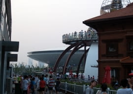 Na tegorocznej Wystawie Światowej oprócz architektonicznych perełek znajduje się także wiele obiektów po prostu nijakich, na tle których owe perełki mogą w pełni błyszczeć. Są jednak także budynki, które intrygują dziwacznością i kiczem. Wobec niektórych widz może tylko stanąć i podrapać się w głowę. Prezentujemy najdziwniejsze pawilony tegorocznego EXPO w Szanghaju. Który jest największą makabryłą? zdj.:Widok na tereny wystawowe, w tle Expo Culture Center