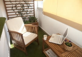 Biuro na balkonie. Wystarczy wygodny fotel, stolik i trochę roślin by praca stała się przyjemnością. Aranżacje balkonów - zdjęcia