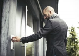 Fizyczne i finansowe warstwy ochrony mienia. Jak polisa dopełnia systemy alarmowe i monitoring?