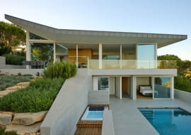 Konstrukcja tarasowa: Marlene Uldschmidt po mistrzowsku zintegrowała formację skalną z architekturą.