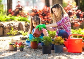 Dlaczego warto angażować dzieci w prace w ogrodzie?