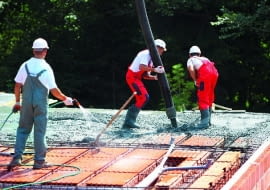 Zalewanie betonem stropu z pustaków ceramicznych