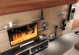 Nowoczesne płaskie telewizory inspirują projektantów do tworzenia równie nowoczesnych mebli, które mają zastąpić zwykłe szafki RTV. W sklepach pojawiają się coraz to nowe zabudowy oraz panele (zwane tv-wall), pozwalające estetycznie wkomponować ekran w wystrój wnętrza. <BR />TV-WALL, panel ścienny z płyty MDF Zobal, cena: 2000 zł netto/zestaw