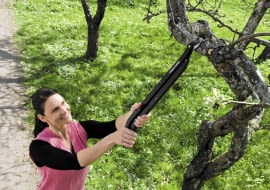 Enemmän ulottuvuutta ja voimaa kuin oksasaksilla, näppärämmin ja tarkemmin kuin raivaussaksilla. Monitoimioksaleikkureilla leikkaat sieltä, minne et tavallisilla oksasaksilla yletä, ja paikoista, joissa raivaussakset vievät liikaa tilaa. Ulottuvuus pidemmälle pensaiden sisään kurottelematta ja naarmuttamatta käsiä. Leikkaamalla kahdella kädellä kevennät työtä huomattavasti. Leikkuuteho 20 . Mitat: pituus 630 mm, paino 480 g. Myyntierä 4. Ean: 6411501966209