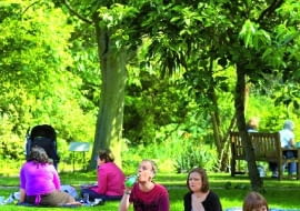 30.05.2007 LONDYN CHELSEA PHISIC GARDEN LONDONS OLDEST BOTANIC GARDEN SESJA NA ZDJECIU STYLIZACJA DLA CZASOPISMA OGRODY KWIETNIK FOT. ARKADIUSZ SCICHOCKI / AGENCJA GAZETA