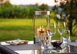 Dyskretnie rozświetlają najbliższą okolicę, wprowadzają romantyczny nastrój, a jeśli chodzi o zagadnienia mniej wzniosłe - odstręczają komary. Jeśli więc planujemy balkonowy wieczór z przyjaciółmi czy też inne garden party - świece będą niewątpliwie niezbędne... Wybraliśmy dla was co bardziej atrakcyjne: jedne ładne, inne zabawne.