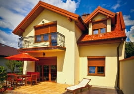 Rolety zewnętrzne chronią dom nie tylko przed ciekawskimi spojrzeniami i zbyt jasnym światłem dziennym. Oprócz tego zimą umożliwiają obniżenie kosztów ogrzewania domu, a w czasie upałów zapewniają w nim przyjemny chłód.