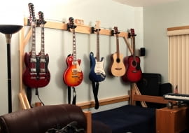 Kolekcja gitar, wieszak na gitary, DIY, mieszkanie kolekcjonera